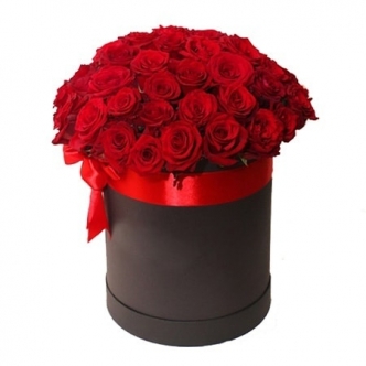 черная коробка с красными розами