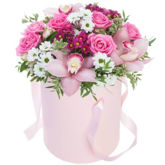 розовая коробка с розами и орхидеями